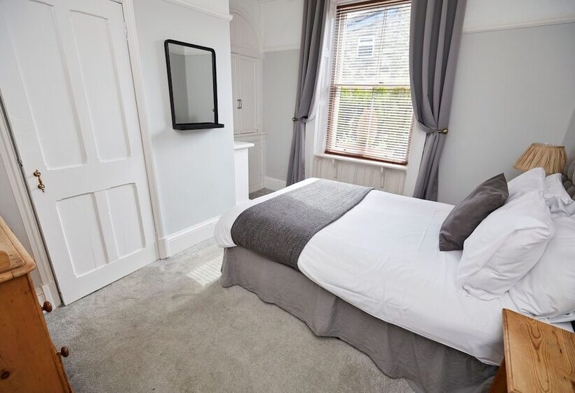 침실 4개 주택, The Lawrence