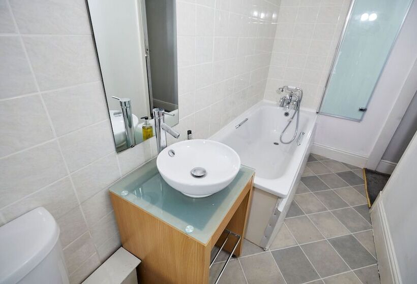 침실 4개 주택, The Lawrence