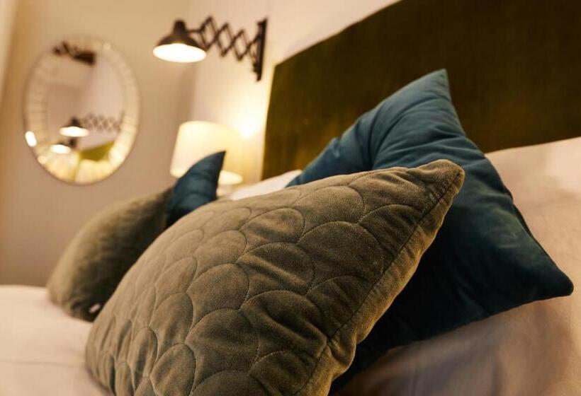 수피리어 룸, The Lawrence