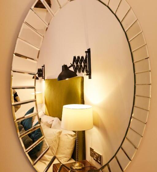 수피리어 룸, The Lawrence