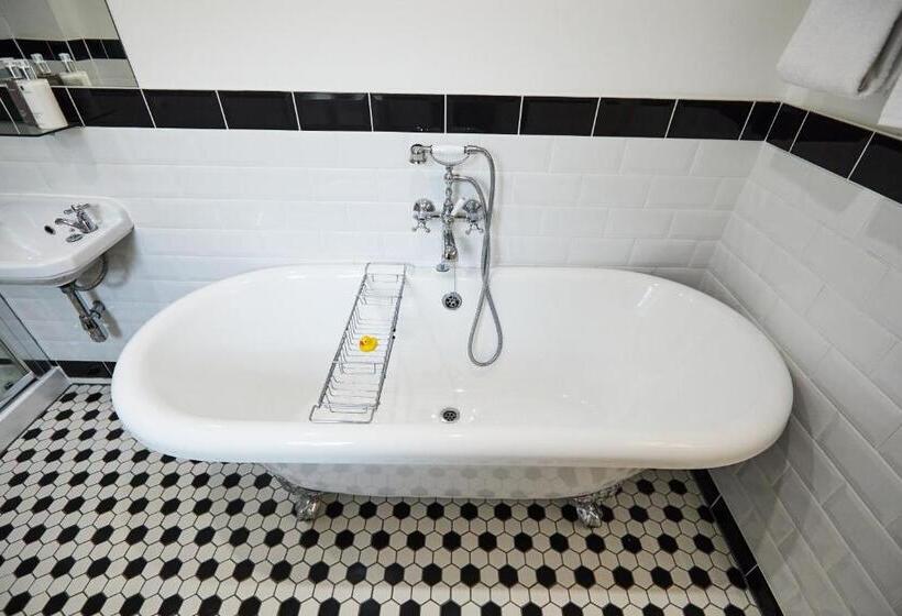 디럭스 룸, The Lawrence