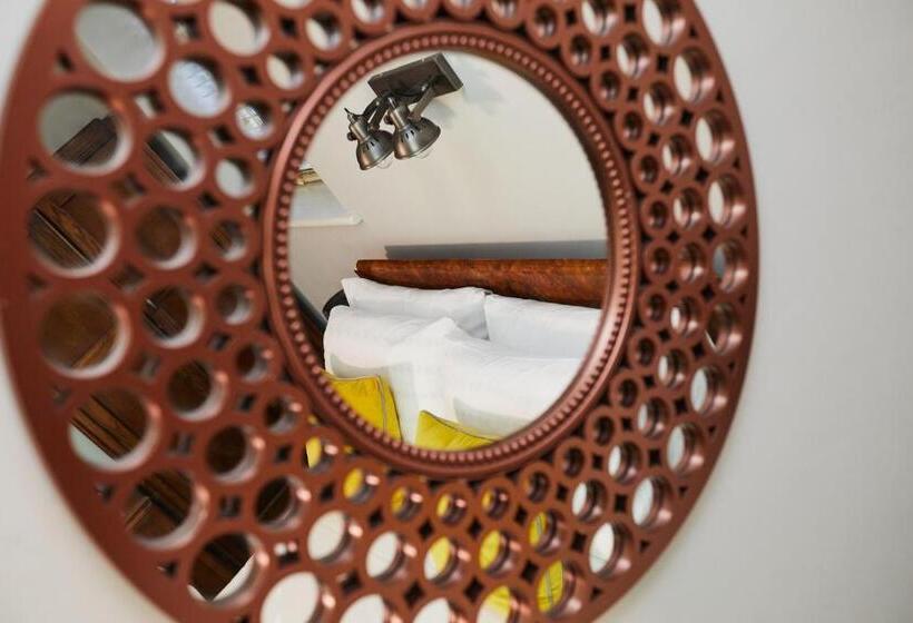 스탠다드 룸, The Lawrence