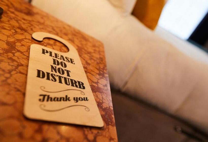 스탠다드 룸, The Lawrence