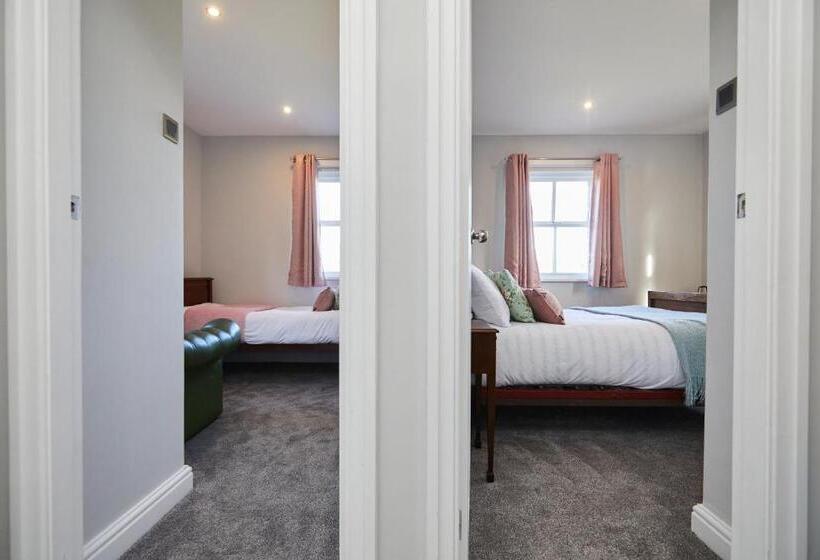 패밀리 룸, The Lawrence