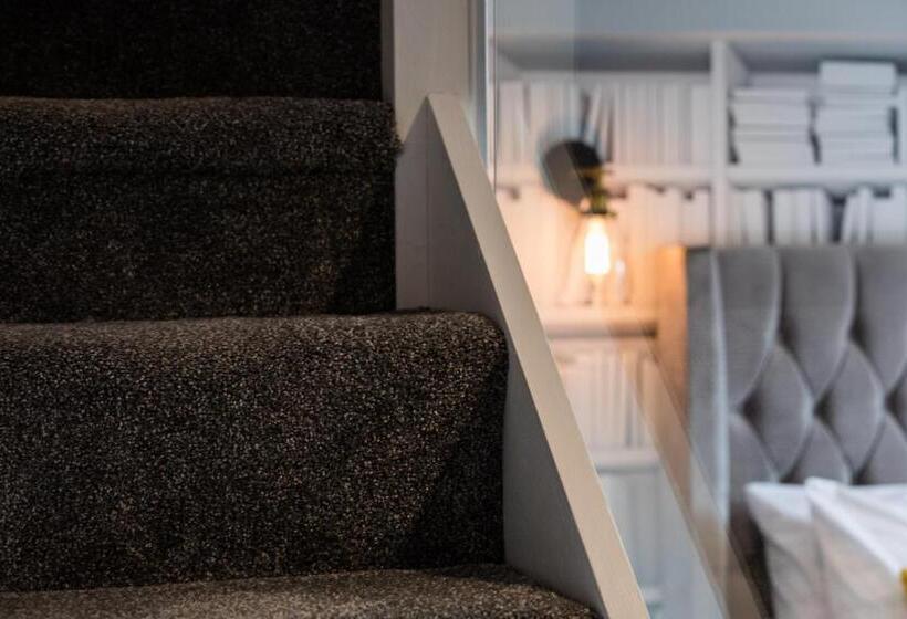 듀플렉스 스위트, The Lawrence