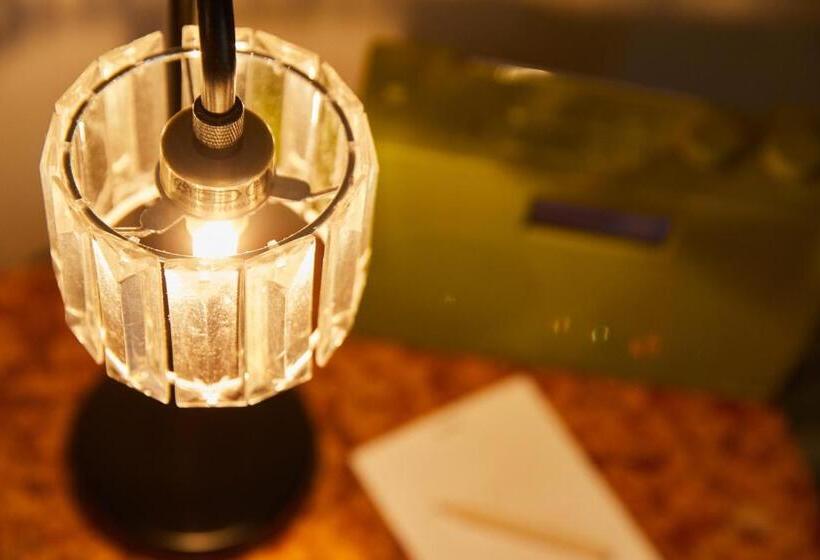 디럭스 룸, The Lawrence