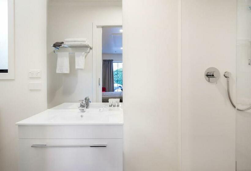 استودیوی استاندارد, Cork And Keg