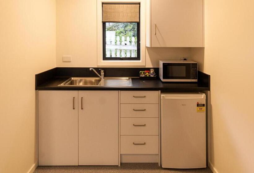 استودیوی استاندارد, Cork And Keg