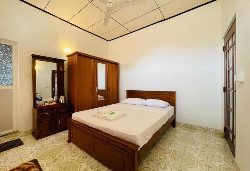 غرفة قياسية مطلّة علي البحر مزوَّدة بشُرفة, Rivinson