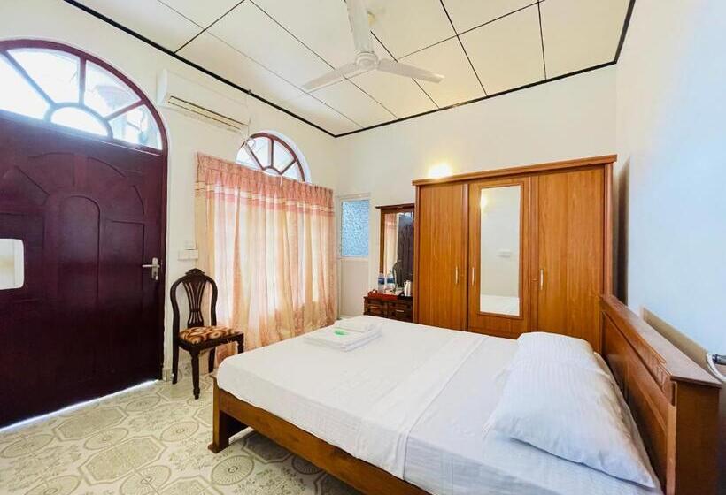 غرفة قياسية مطلّة علي البحر مزوَّدة بشُرفة, Rivinson