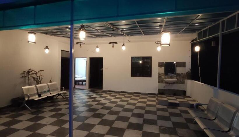 شقة غرفة واحدة, Paradise Inn