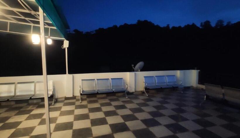 شقة غرفة واحدة, Paradise Inn