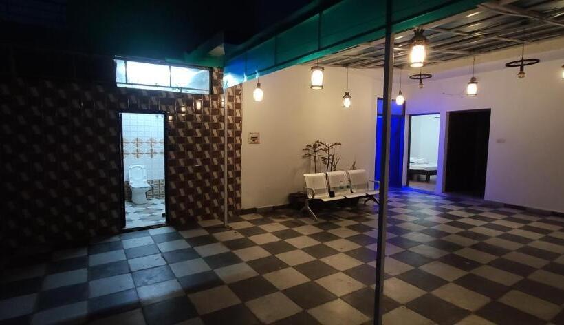 شقة غرفة واحدة, Paradise Inn