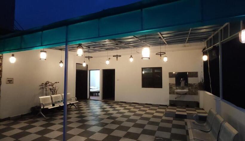 شقة غرفة واحدة, Paradise Inn