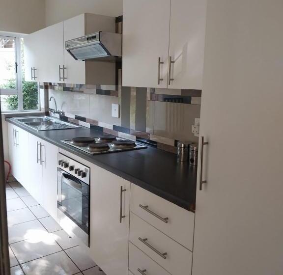 اتاق استاندارد با سرویس بهداشتی مشترک, The Lion Room At Frederick S Place