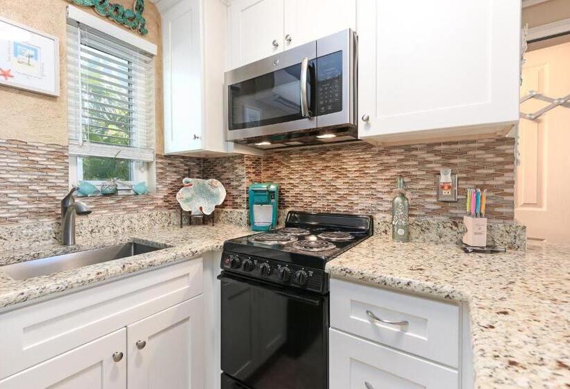 스탠다드 스튜디오, Tropic Terrace