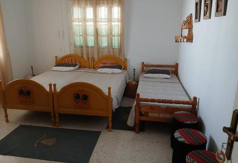 اتاق استاندارد چهار تخته با چشمانداز دریا, Dar Morjana