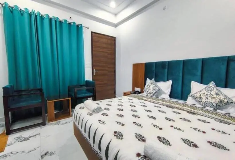Quarto deluxe, Parth Inn