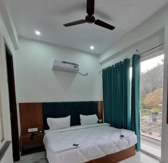 Quarto Deluxe com Balcão, Parth Inn