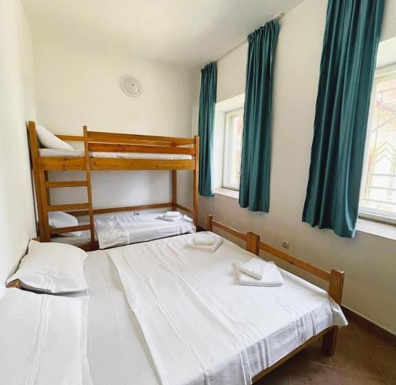 غرفة قياسية رباعية, Oaki Lake