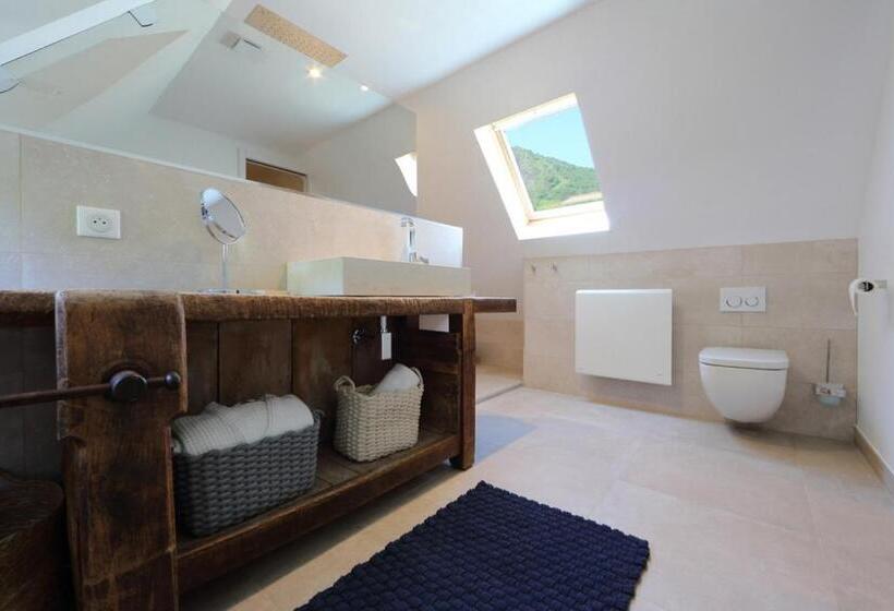 家庭套房, La Sainthilarienne