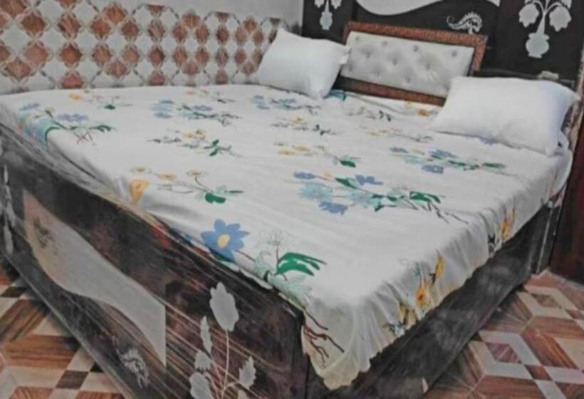 デラックスルーム, Goroomgo Hotel Sahu Rooms , Ayodhya