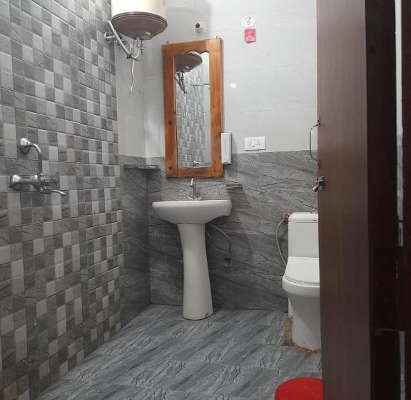 חדר סטנדרט, The Central House