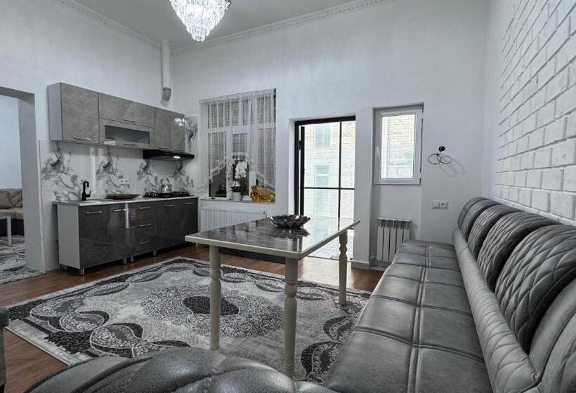 Apartament 3 Dormitoris, Komolon