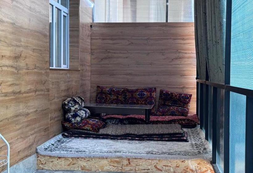 Apartament 3 Dormitoris, Komolon