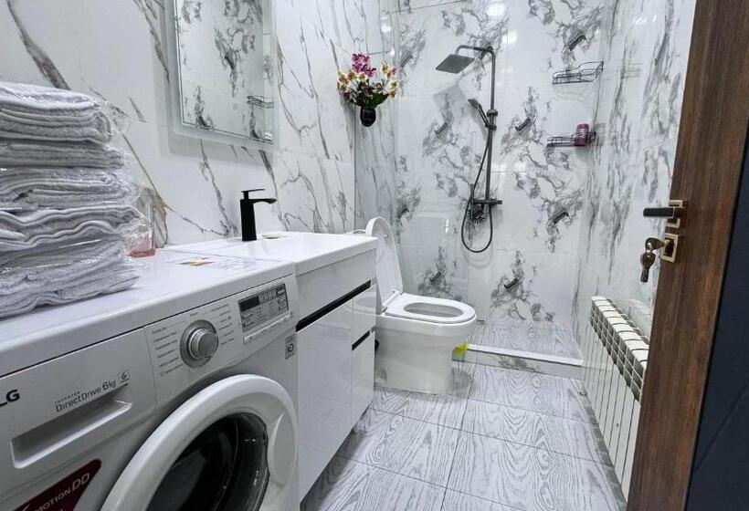 Apartament 3 Dormitoris, Komolon