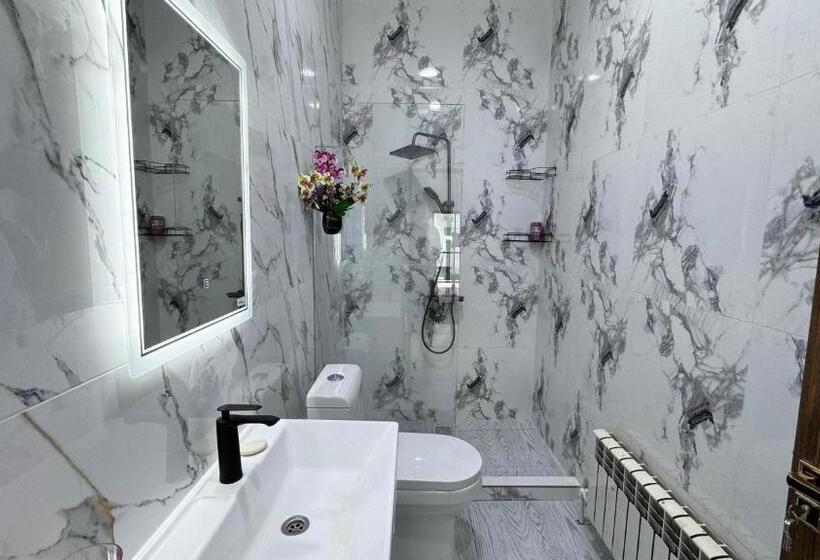 Apartament 3 Dormitoris, Komolon