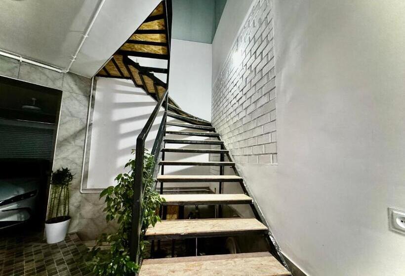 Apartament 2 Dormitoris, Komolon