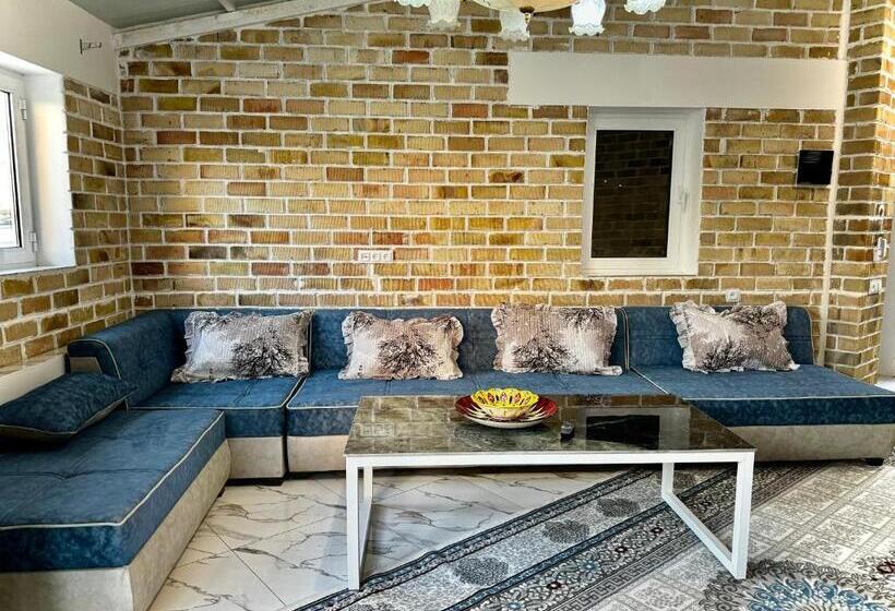 Apartament 2 Dormitoris, Komolon