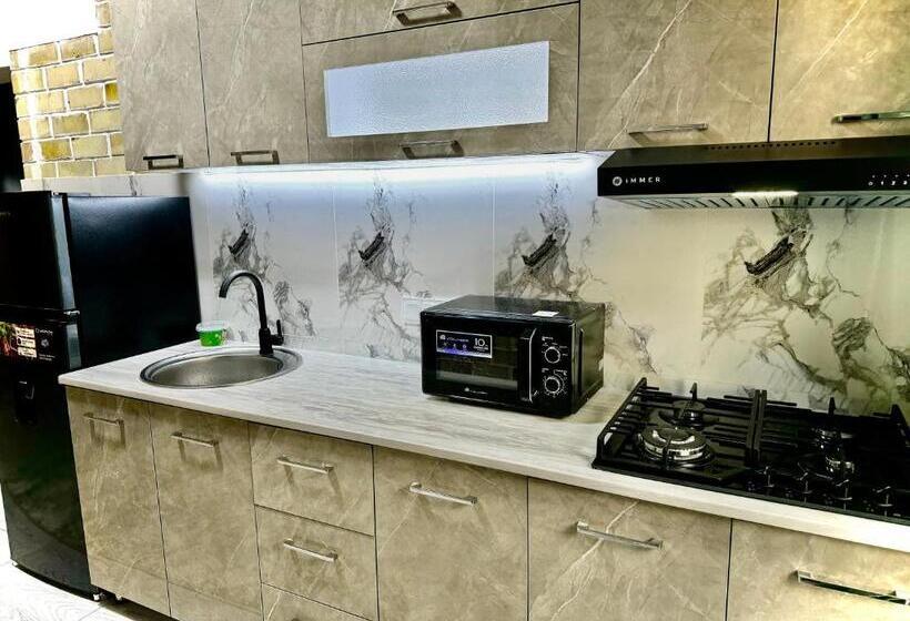 Apartament 2 Dormitoris, Komolon