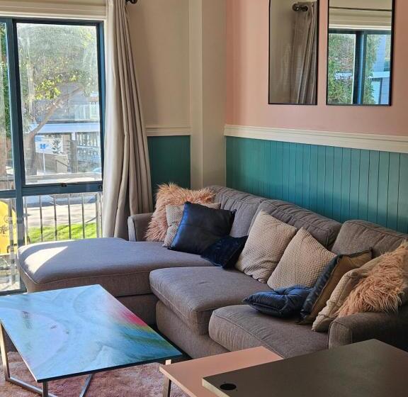 2ベッドルームデラックスアパートメント, Arty Apartments