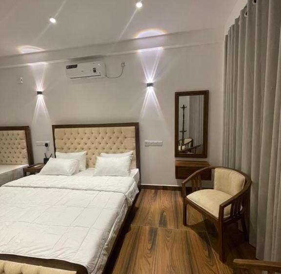 غرفة قياسية ثلاثية مزودة بشرفة, Citrine Kandy