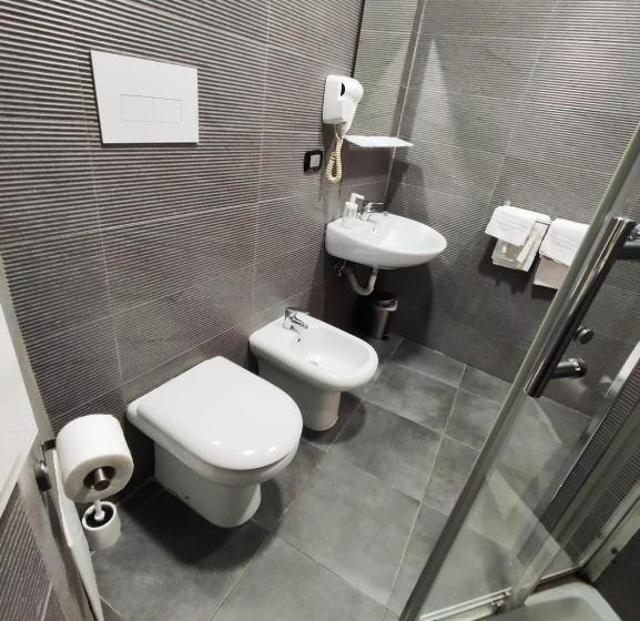 جناح ديلوكس, Living