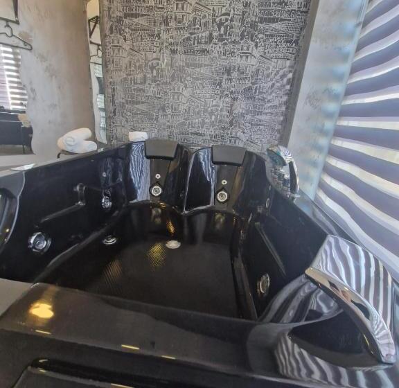 جناح ديلوكس, Living