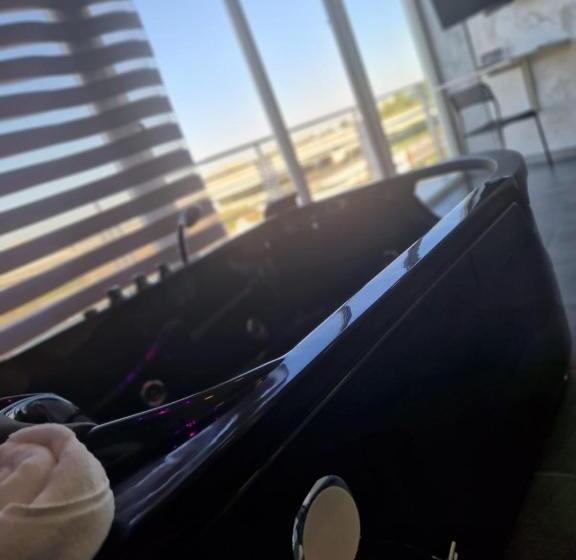 جناح ديلوكس, Living