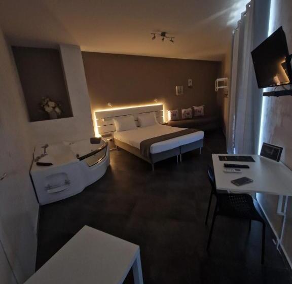 غرفة قياسية مزوَّدة بجاكوزي, Living