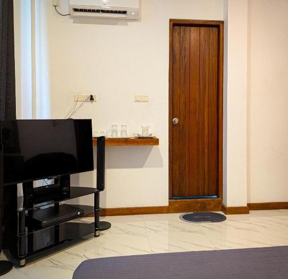 Номер Deluxe с Балконом, Airpot Hotel By Cmb Apartments