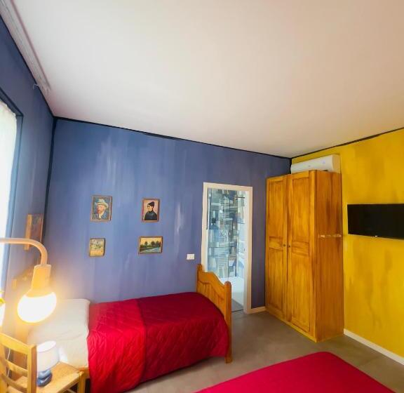 חדר סטנדרט לשלושה עם נוף לגינה, B&b Rifugio Degli Artisti   Themed Rooms