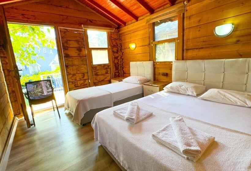 חדר סטנדרט לשלושה עם מרפסת, Gaia Bungalow