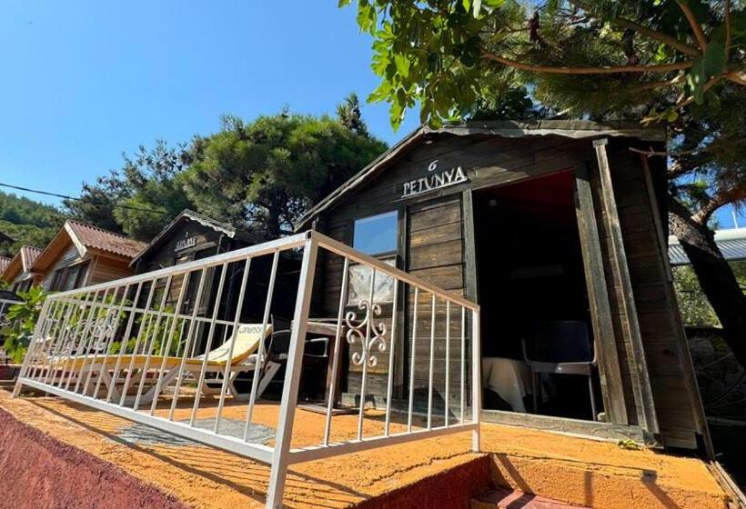 חדר סטנדרט לשלושה עם מרפסת, Gaia Bungalow