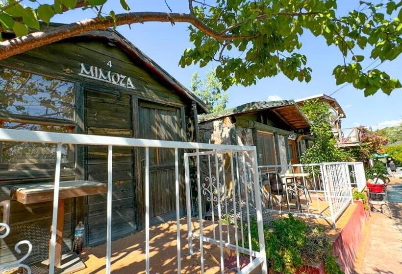 חדר סטנדרט לשלושה עם מרפסת, Gaia Bungalow