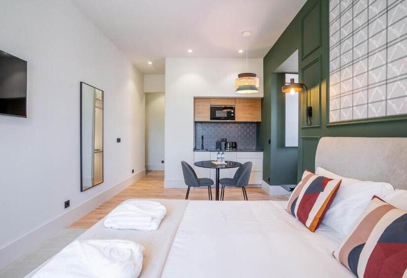 Standard studio with river view, Gigantones Guesthouse