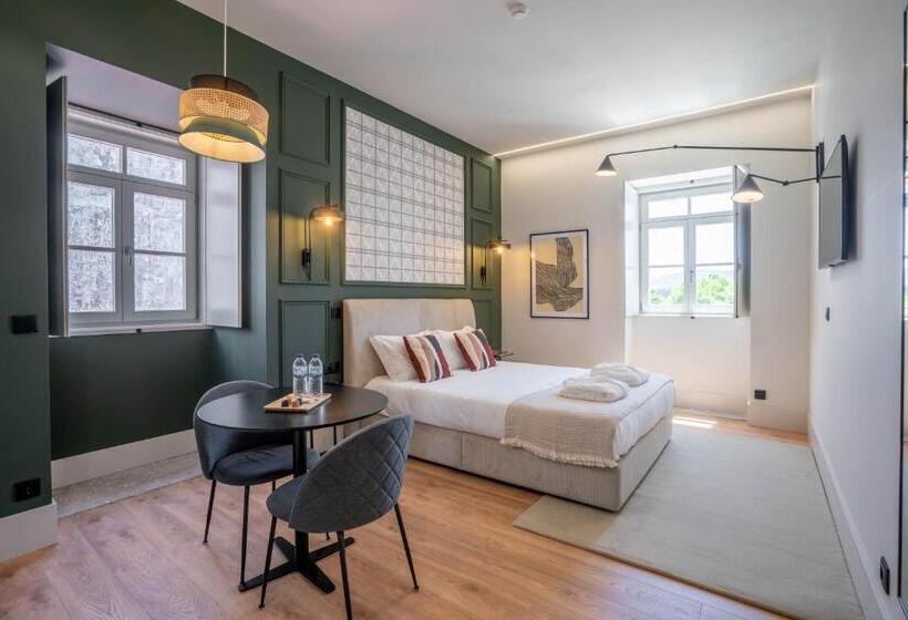 Standard studio with river view, Gigantones Guesthouse
