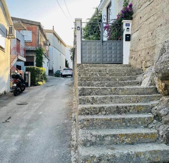 اتاق استاندارد چهارنفره با بالکن, Hana & Uma Apartments