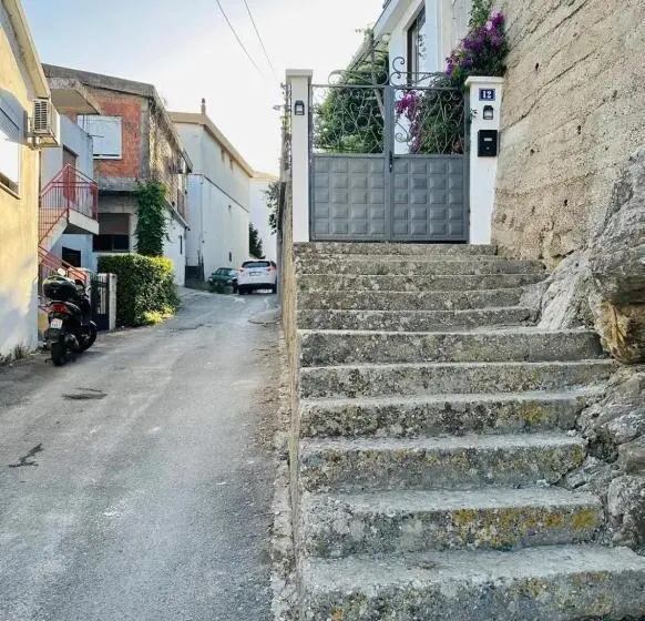 اتاق استاندارد چهارنفره با بالکن, Hana & Uma Apartments