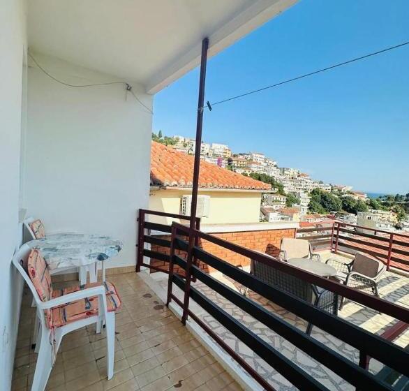 اتاق استاندارد چهارنفره با بالکن, Hana & Uma Apartments